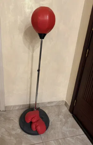ستاند ولعبة ملاكما بحالة جيدة