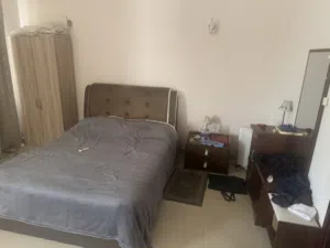 غرفة نوم بحالة جيدة جدا