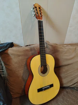 جيتار كلاسيك جوده عاليه للبيع بسعر مناسب