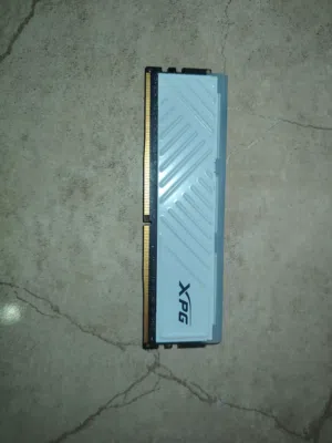 رام DDR 4  مستعمل للبيع 8gb RGB انته تخصص لون الارجيبي السرعه 3200
