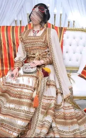 Robe kabyle beige et en colère