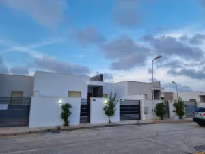 عقار للبيع مساحة الارض 200م المسقوف 175م (اقراء الوصف)