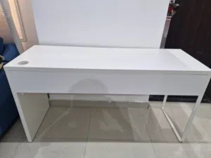 طاولة مكتب  استعمال خفيف 140×50  لون ابيض