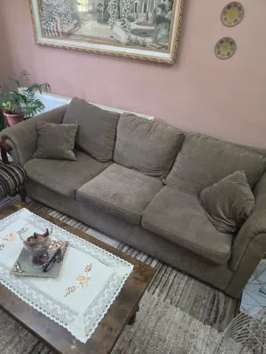 طقم كنب مع طاولة وسط للبيع