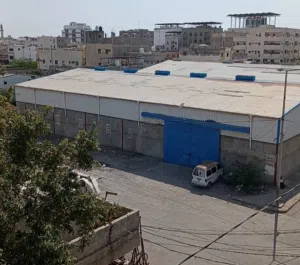 هنجر للايجار شارع الداعري خلف شارع شمسان  بجوار مسجد الحاشدي على شارعين مساحتة 950 متر