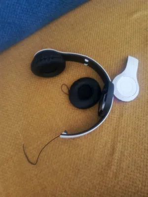 سماعات بلوتوث للبيع او للبدل شغاله 100% بس فيها شويه كسور وفيها مايك شغال 100% وجميع ملحقاتها معها