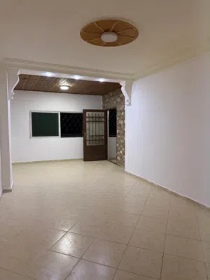 شقه للإيجار ثلاث غرف ومطبخ وحمام وبلكونه طابق ثاني