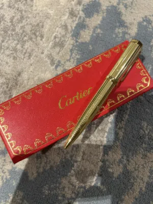 قلم من ماركة Cartier الذهبي