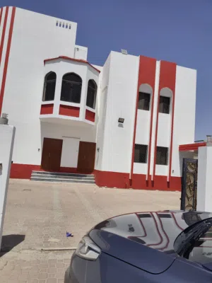 فيلا للبيع بموقع ممتاز