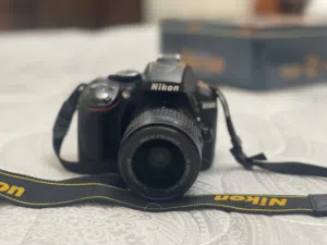 Nikon D5300  كاميرا احترافية نيكون D5300  مع عدستها البلادية الاصلية استعمال قليل جدا