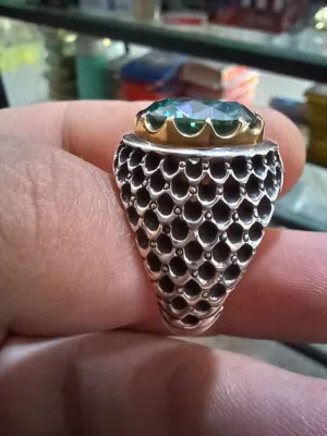 خاتم فضة متوج بحجر موزونايت