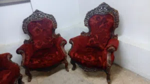 طقم كنب بحاله الوكاله خشب زان مع طاوله وسطيه قابل للتفاوض