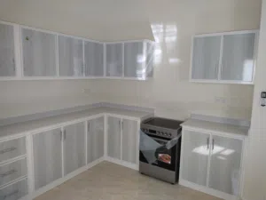 تفصيل مطابخ المنيوم تفصيل أبواب ودرايش المنيوم تصليح كل ما يخص الالمنيوم تركيب بارتشن زجاج وال