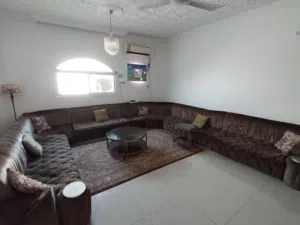 طقم كنب وطاولات للبيع وهناك سجاد