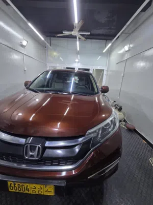 Honda CR-V 2016 GCC SPECS FULL OPTION with sunroof and push start neat and clean.