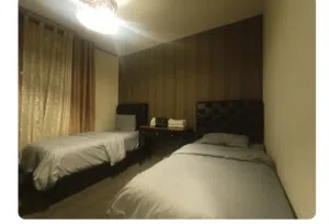 سرير مجوز مع كوميدينتين، و سريرين مفرد،خشب أمريكي مع فرشات 35 - 45 سم شبه جديد و مريحين جدا