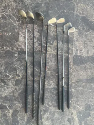 مضارب غولف مع كرات ومسامير بسعر مغري