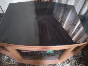 طاوله مكتبيه تصلح لوضع شاشه أو جهاز كمبيوتر مع قاعده متحركه نوع سانيو تصميم انيق وحلو بحاله جيده.