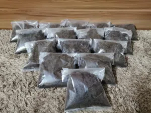 سكر احمر يستخدم للحلوى العمانيه