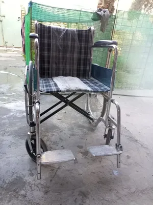 كرسي متحرك للمصابين وكبار السن والحالات الطبية الدائمة الجلوس ،