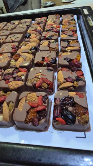 شوكلاتة منوعة ومعمول شوكلاتة دبي بنكهة البستاشيو الاصلي ..  chocorose  تجربة لا تقاوم