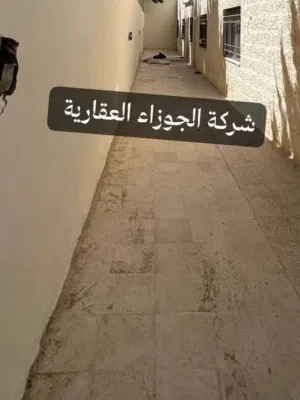 شقة للايجار شبه ارضي مع ترس وكراج 300 دينار