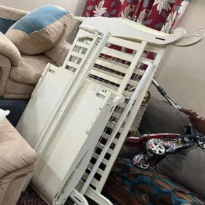 سرير اطفال خشب بحريني قوي وميكرويف وستاره من ايكيا مقاس 180 وطاول طعام وجفافه