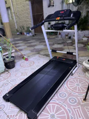 جهاز مشي بحالة ممتازه ونضيف مثالي للمشي والركض وحرق الدهون. يتميز بهيكل قوي ومحرك هادئ جداً.