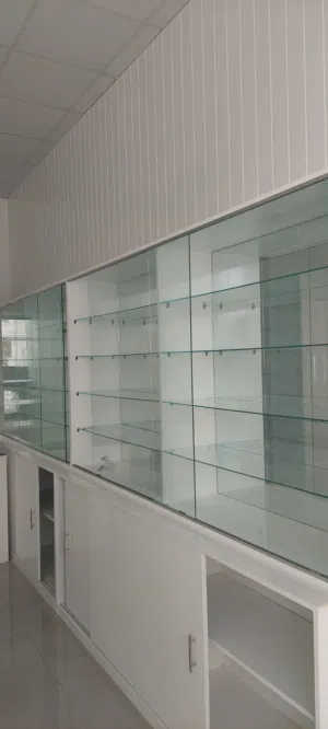 ديكور وارفف محل كامل للبيع المستعجل بسعر مغري الاستفسار ومزيد من الصور والفيديوهات للتواصل خاص لرق