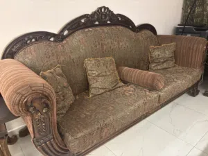 طقم كنب مع ثلاث طاولات
