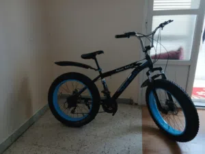 للبيع دراجة جبلية بإطارات عريضة (Fat Bike)، ممتازة للطرقات الوعرة والرملية. مقاس. 26،