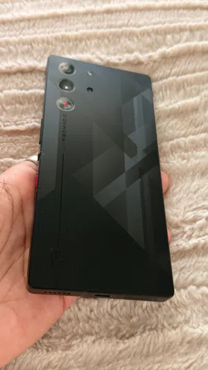 للبيع وحش الألعاب Red Magic 10 Pro  مساحة 256GB نظيف جداً بلون الأسود