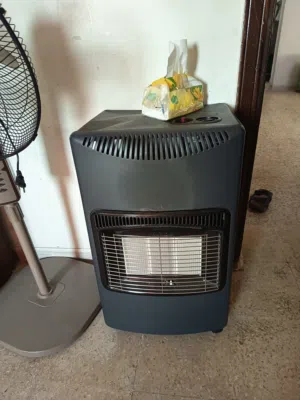 تلفزيون ومروحه وجرت غاز ومولينكس وبعض الأدوات المطبخيه