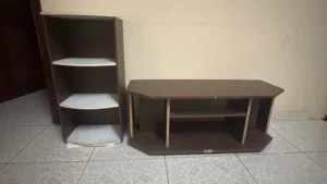 رف زاوية + طاولة صغيرة للبيع