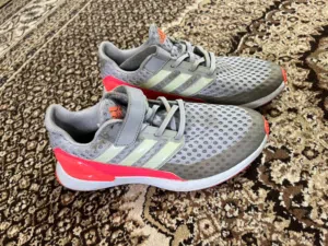 بوط رياضي ماركة  اديداس   نمره  38