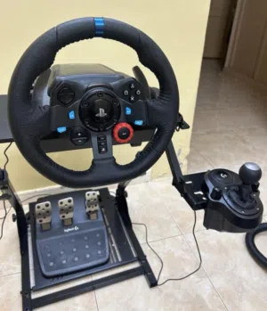 Logitech G29 للبيع مع القير والقاعدة – شبه جديد