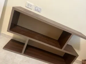 طاولة تلفاز خشب بني للبيع