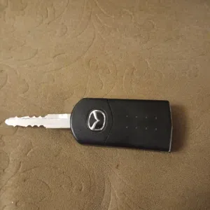مفتاح مازدا مع شنطة أصلية عاكسة وطفاية حريق