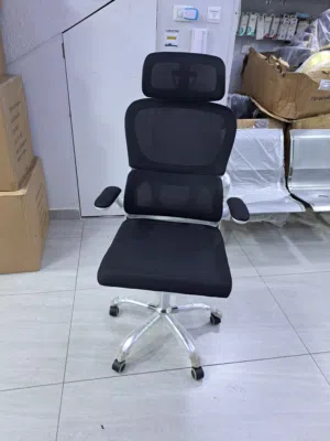 كرسي مكتب بتصميم مريح وعصري يتمتع بدرجة عالية من الراحة للجلوس لفترة طويلة ويقلل من الألم