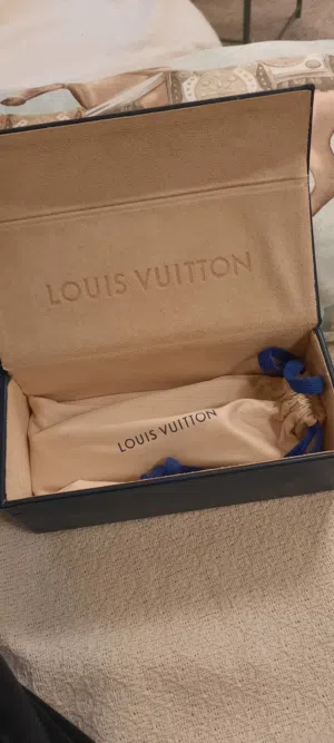 للبيع نظارة أصلية من Louis Vuitton