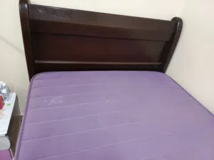يوجد سرير حطب صناعه بحرينيه شبه جديدة استعمال فترة قصيرة سعر 40دينار
