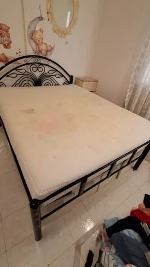 سرير حديد اسود مقاس 160 مع مرتبه من ايكيا عاليه