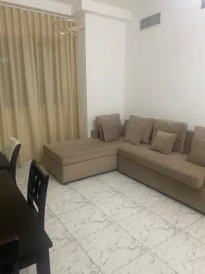 غرفة و صالة مفروشة فرش راقي و باركن مجاني للايجار الشهري