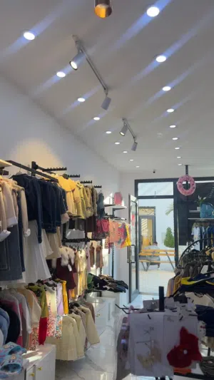 محل ملابس اطفال للبيع