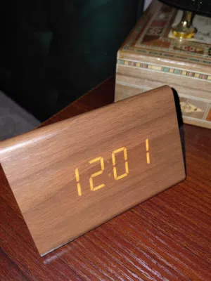ساعة منبه ديجيتال خشبية