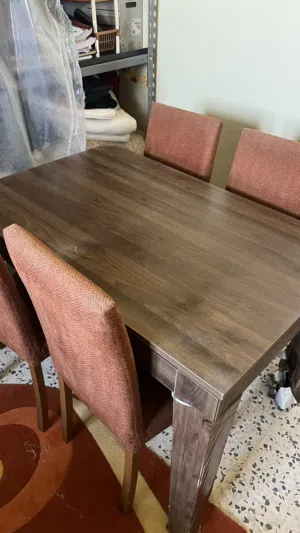 طاولة للبيع