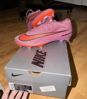 بوت كرة قدم أصلي elite نمرة 44