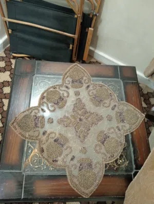 طاوله وسطيه واربع طاولات معاها