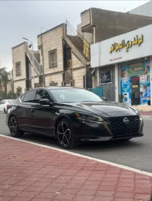 التيما 2023 لون اسود   SR PLUS السياره مكينه VC -2000
