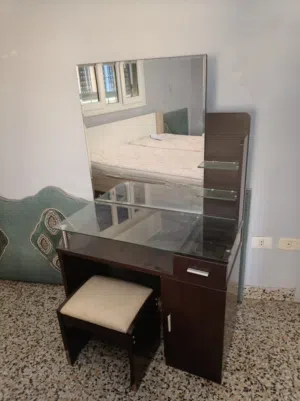 زيانه ومكتب دراسة 300 طاولات ضيافة 100 سرير زوجي زوز سعرهم 200 عندي سرير فردي نفس لون زيانه ومكتب در